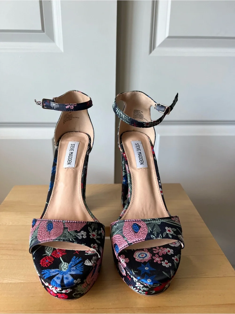 New Steve Madden Floral Embroidered Platform Heel